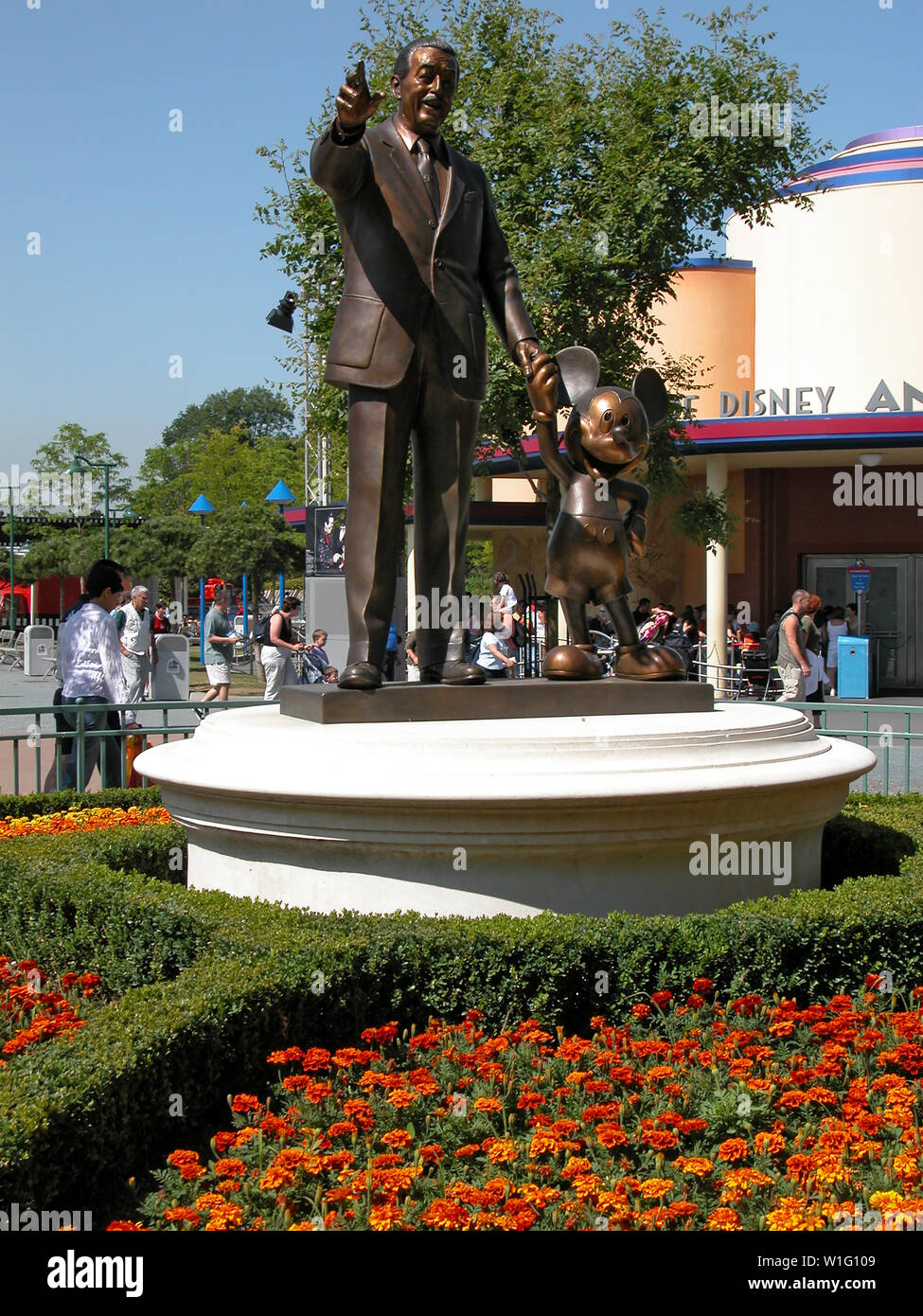 Statua di bronzo di Walt Disney e Mickey Mouse, Walt Disney Studios Park, Parigi Foto Stock