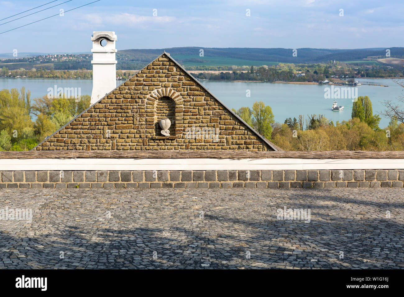 Dettagli architettonici con la bellissima campagna ungherese vedute sul lago Balaton, Ungheria Foto Stock