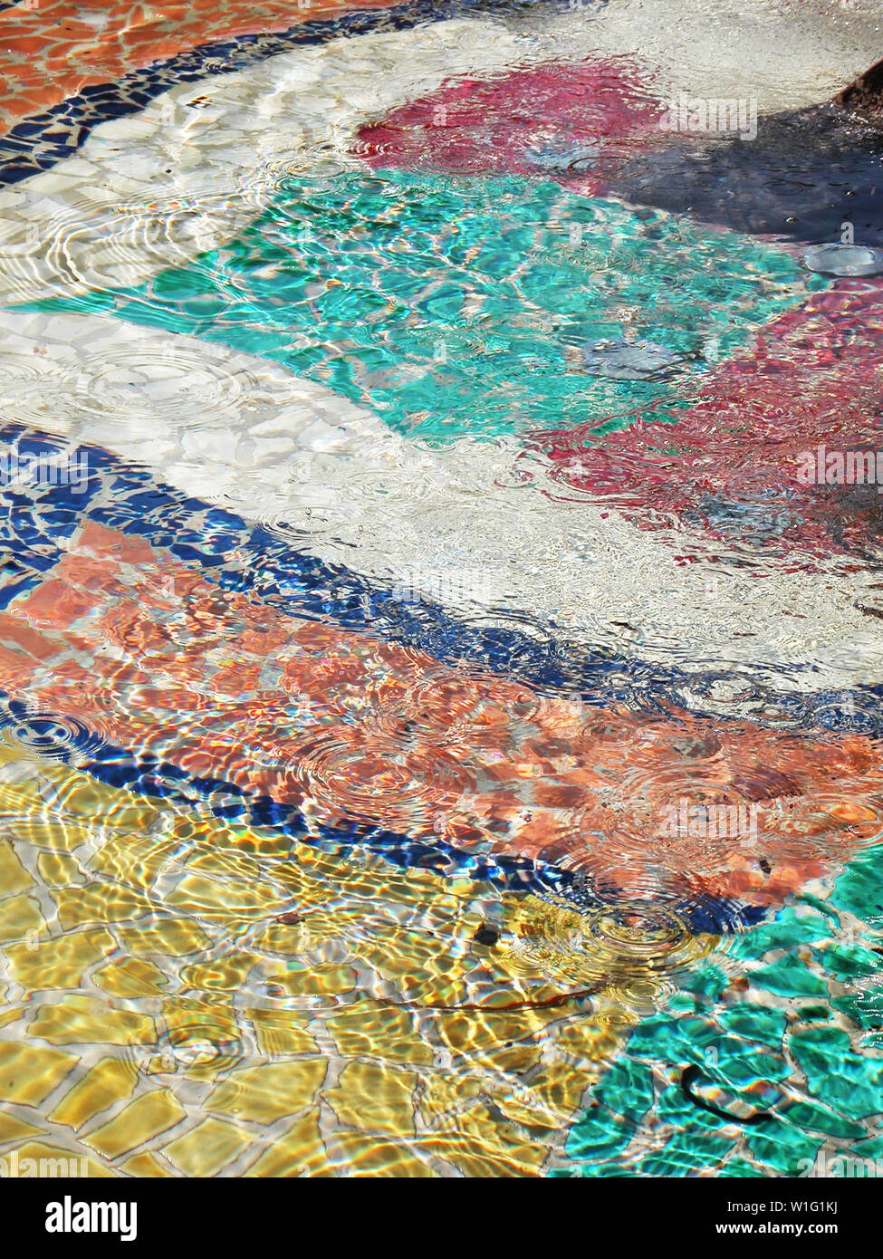 Modelli astratti di acqua in un mosaico con fondo di fontana, Walt Disney Studios Park, Parigi, Francia Foto Stock