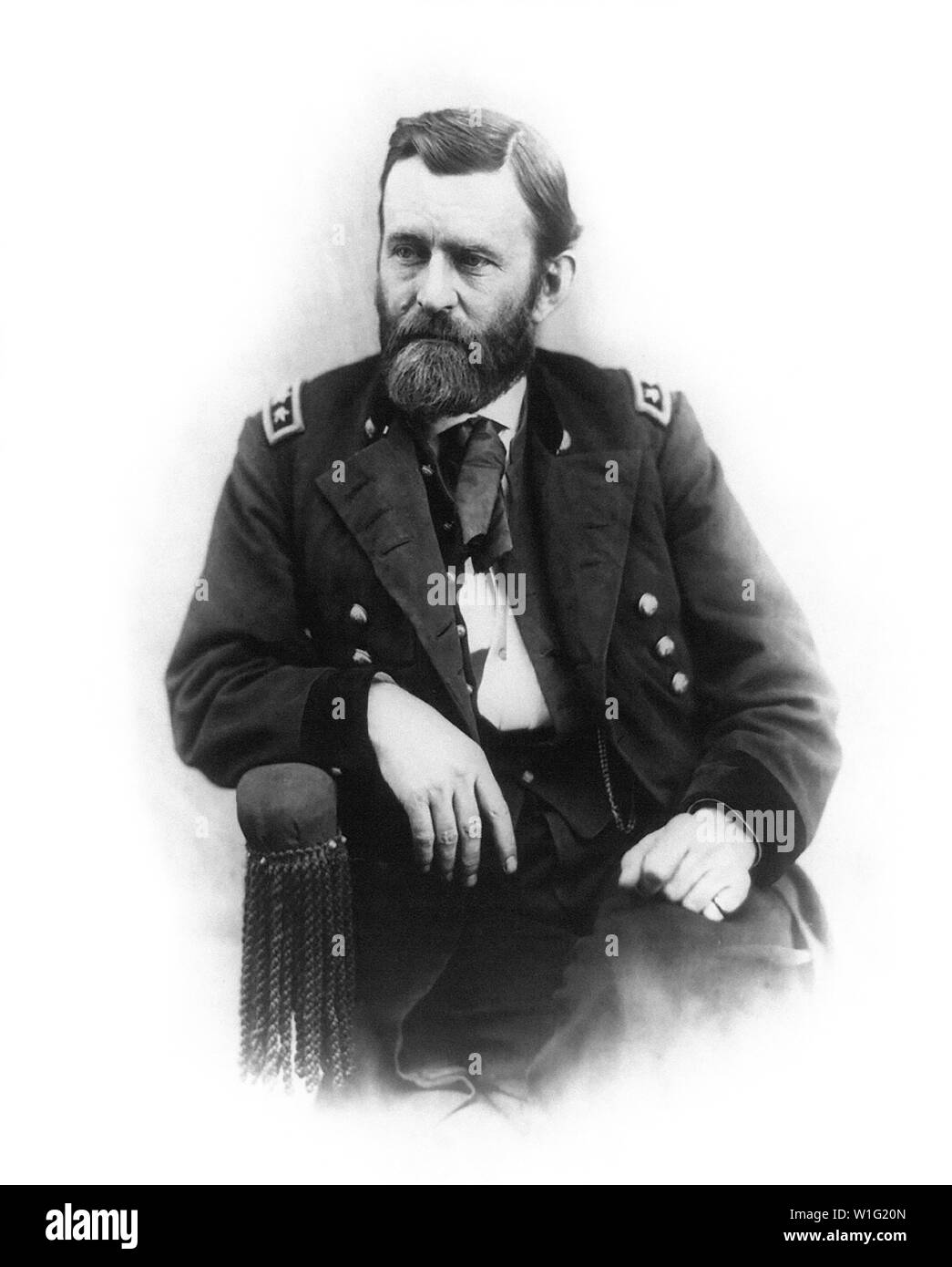 Ulisse S. Grant (1822-85), diciottesimo presidente degli Stati Uniti 1869-77, il generale dell esercito dell'Unione durante la Guerra Civile Americana, seduto ritratto, fotografia di Alexander Gardner, 1865 Foto Stock