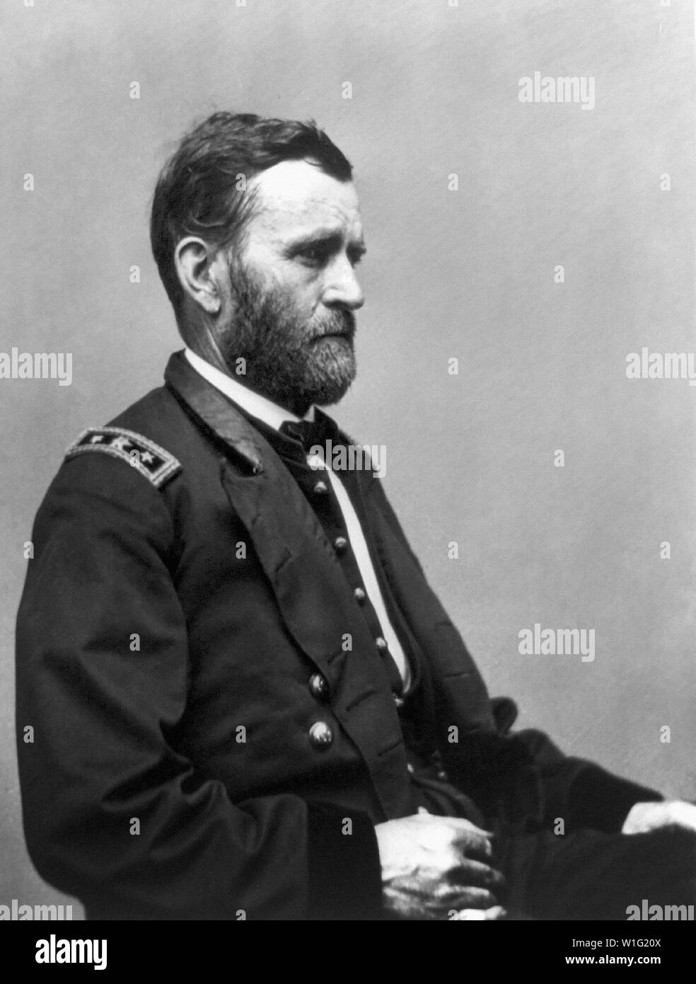 Ulisse S. Grant (1822-85), diciottesimo presidente degli Stati Uniti 1869-77, seduto ritratto mentre generale dell esercito dell'Unione durante la Guerra Civile Americana, fotografia da Mathew Brady, 1865 Foto Stock