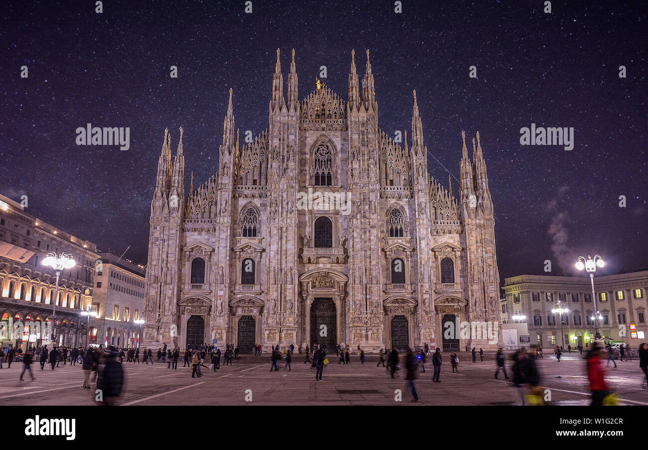 La maestà e le forme estetiche della cattedrale sono splendidi: i dettagli scultorei del 135 torri e oltre 2000 statue sono molto attentamente e Foto Stock