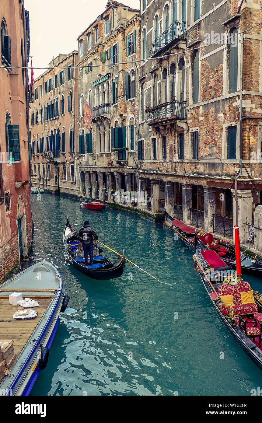 Proprio come ogni popolo, città, paese hanno le loro tradizioni e abitudini, così accade quando si arriva a Venezia. Al popolo la tradizione qui è di avanzamento t Foto Stock