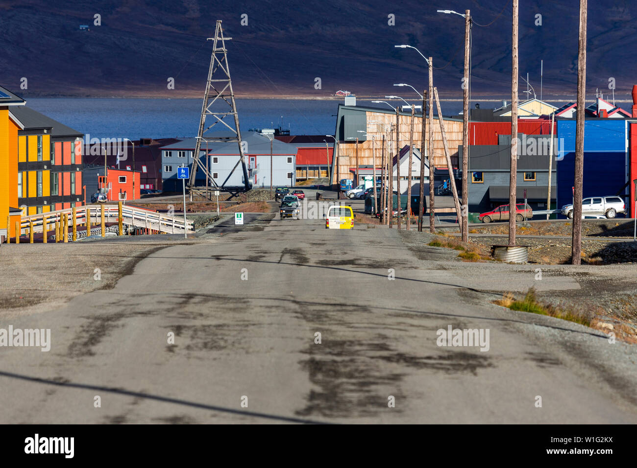 La strada attraverso longyearbyen, Adventdalen fjord in background, svalbard, Norvegia Foto Stock