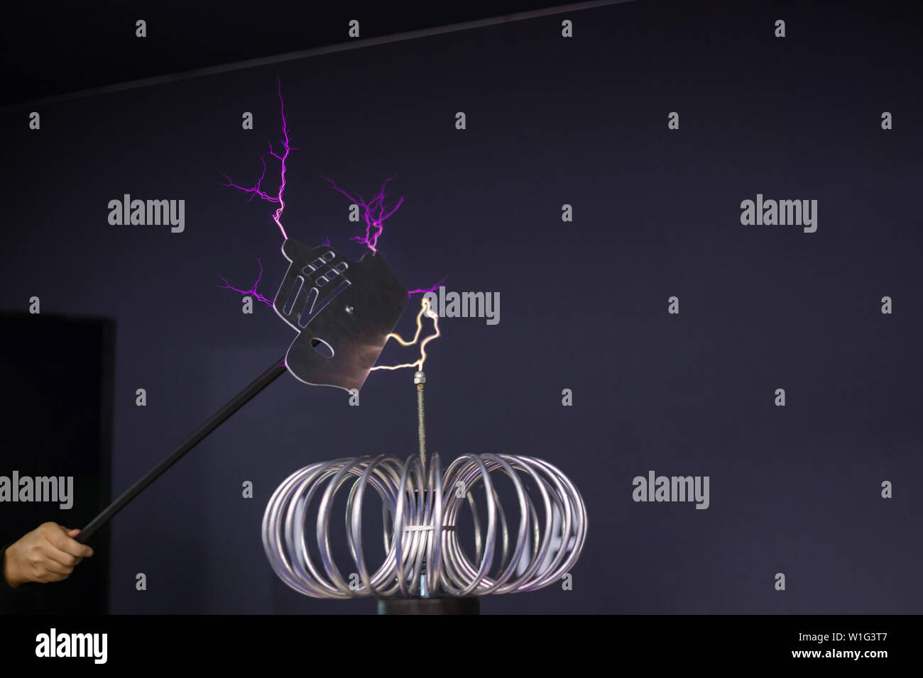 Alta tensione esperimento con bobina di Tesla Foto stock - Alamy
