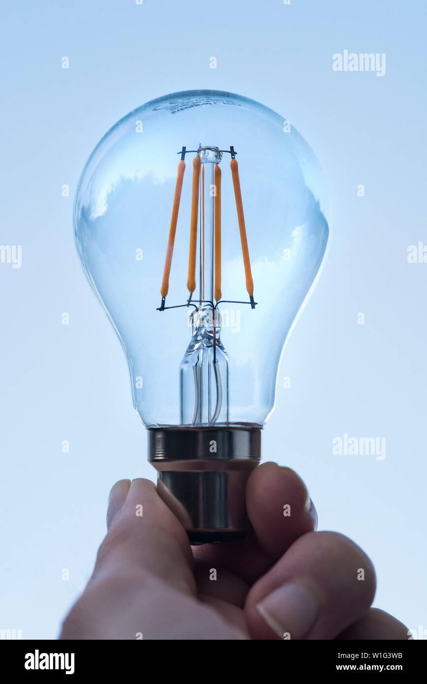 Lampadina a LED progettata per adattarsi a standard B22 raccordi a baionetta. Foto Stock