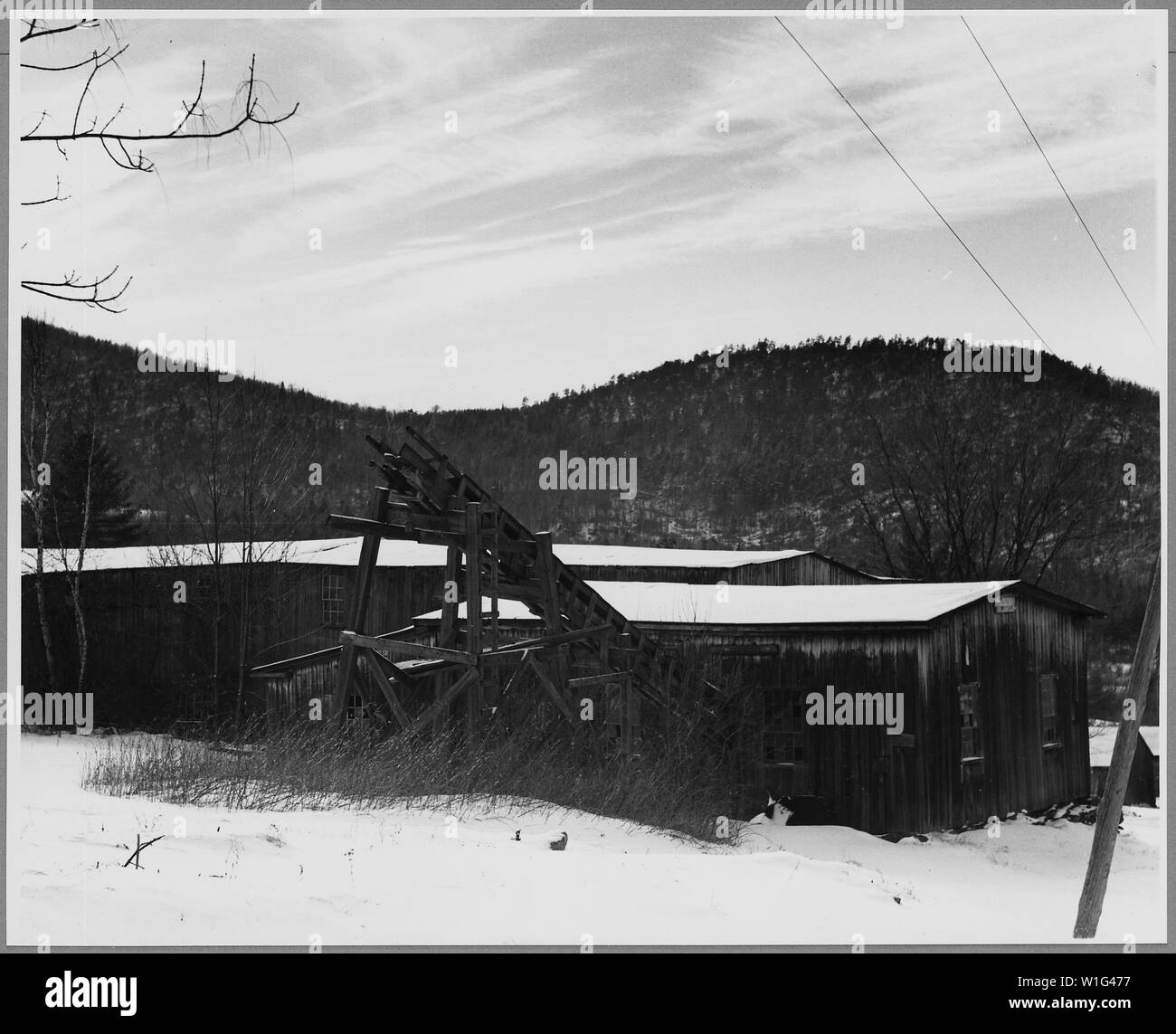 Landaff, Grafton County, New Hampshire. Sega e rocca-mills come questa erano comuni nella collina t . . .; Portata e contenuto: Full didascalia recita come segue: Landaff, Grafton County, New Hampshire. Sega e rocca-mills come questa erano comuni nelle città in collina alla fine del secolo scorso. Miss Mattie Chandler lo zio di questo azionato uno sulla sua home farm. Ultimo carload di bobine ha spedito dice Miss Chandler, uscì con circa 70 centesimi di profitto. Il mulino è stato alimentato con un motore a vapore. Foto Stock