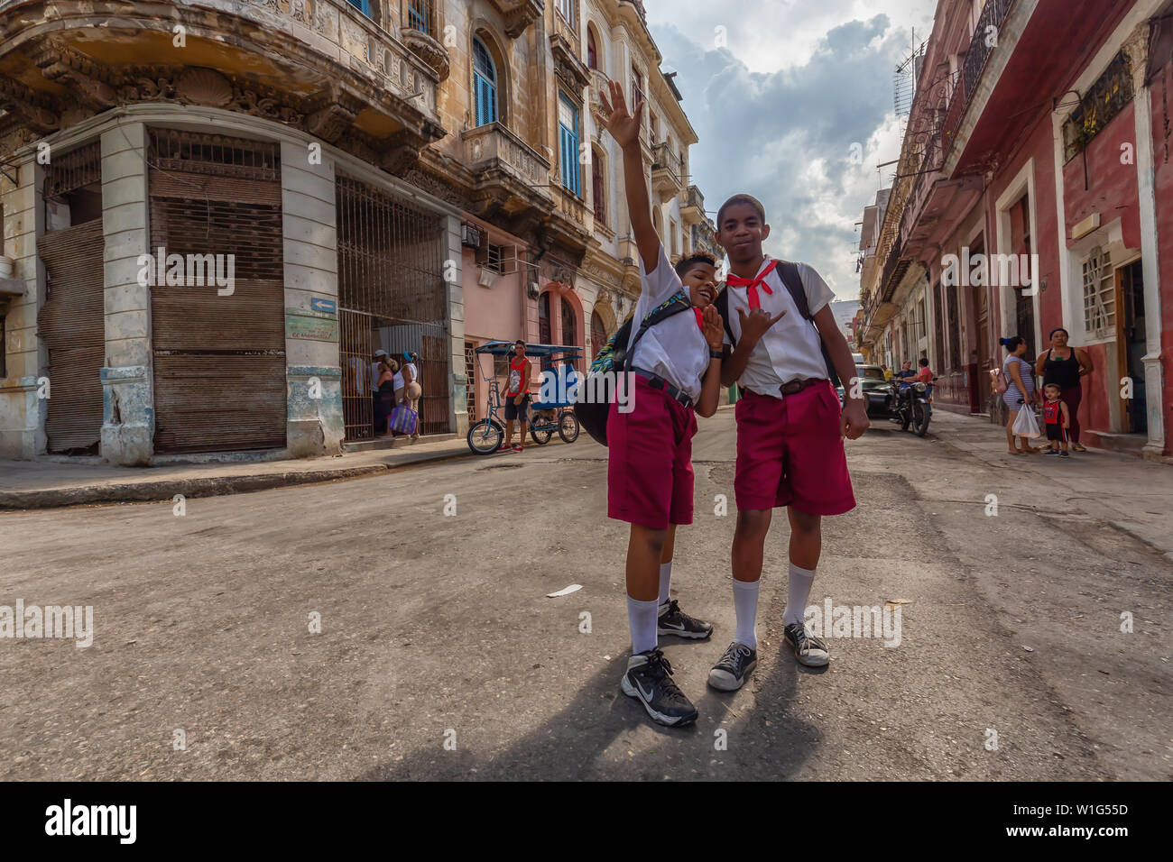 L'Avana, Cuba - 14 Maggio 2019: i giovani cubani a scuola gli studenti in strada di l'Avana Vecchia Città durante un vivace e luminosa giornata di sole. Foto Stock