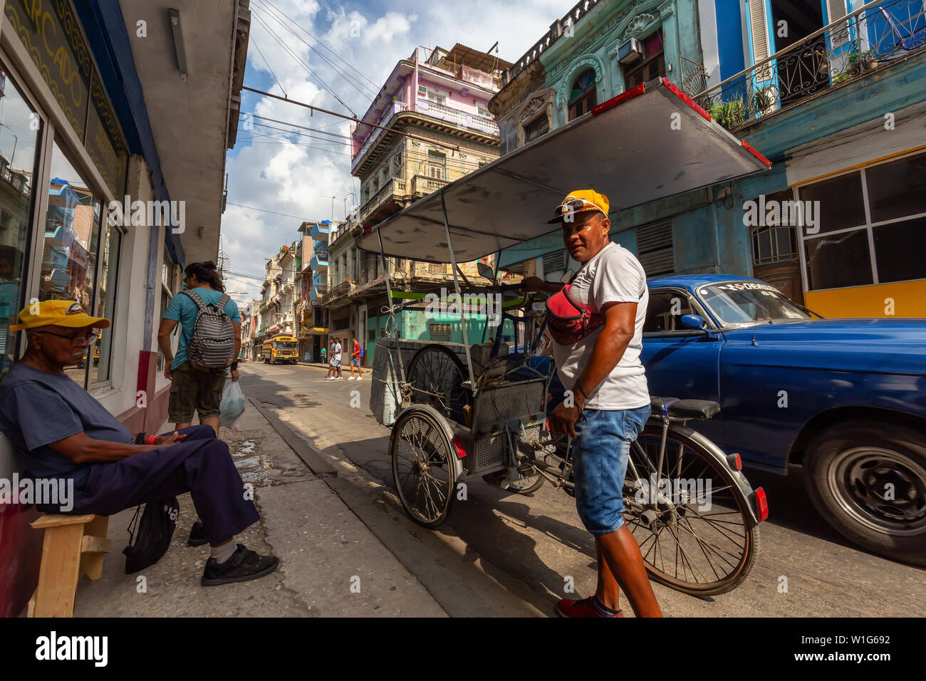L'Avana, Cuba - 14 Maggio 2019: il popolo cubano per le strade della vecchia città dell'Avana, capitale di Cuba, durante una luminosa e soleggiata giornata. Foto Stock