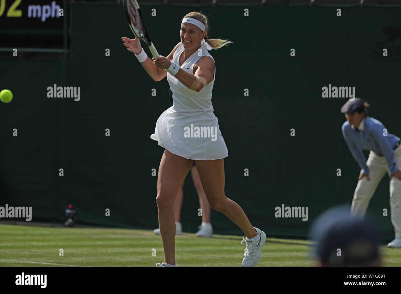 Londra, Regno Unito. Il 2 luglio 2019, All England Lawn Tennis e Croquet Club, Wimbledon, Inghilterra, il Torneo di tennis di Wimbledon, giorno 2; Petra Kvitová restituisce il credito di servizio: Azione Plus immagini di sport/Alamy Live News Foto Stock