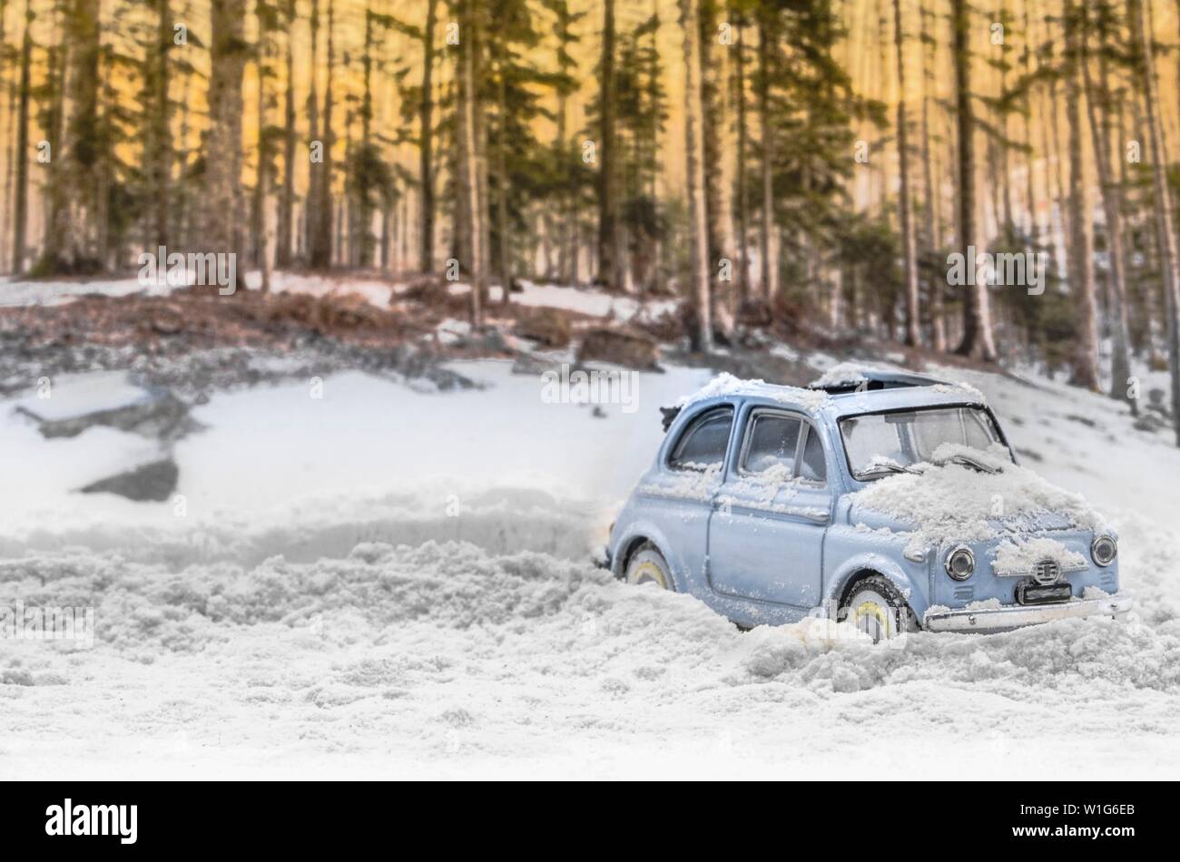 Diorama - Vintage auto sulla coperta di neve strada di montagna Foto Stock