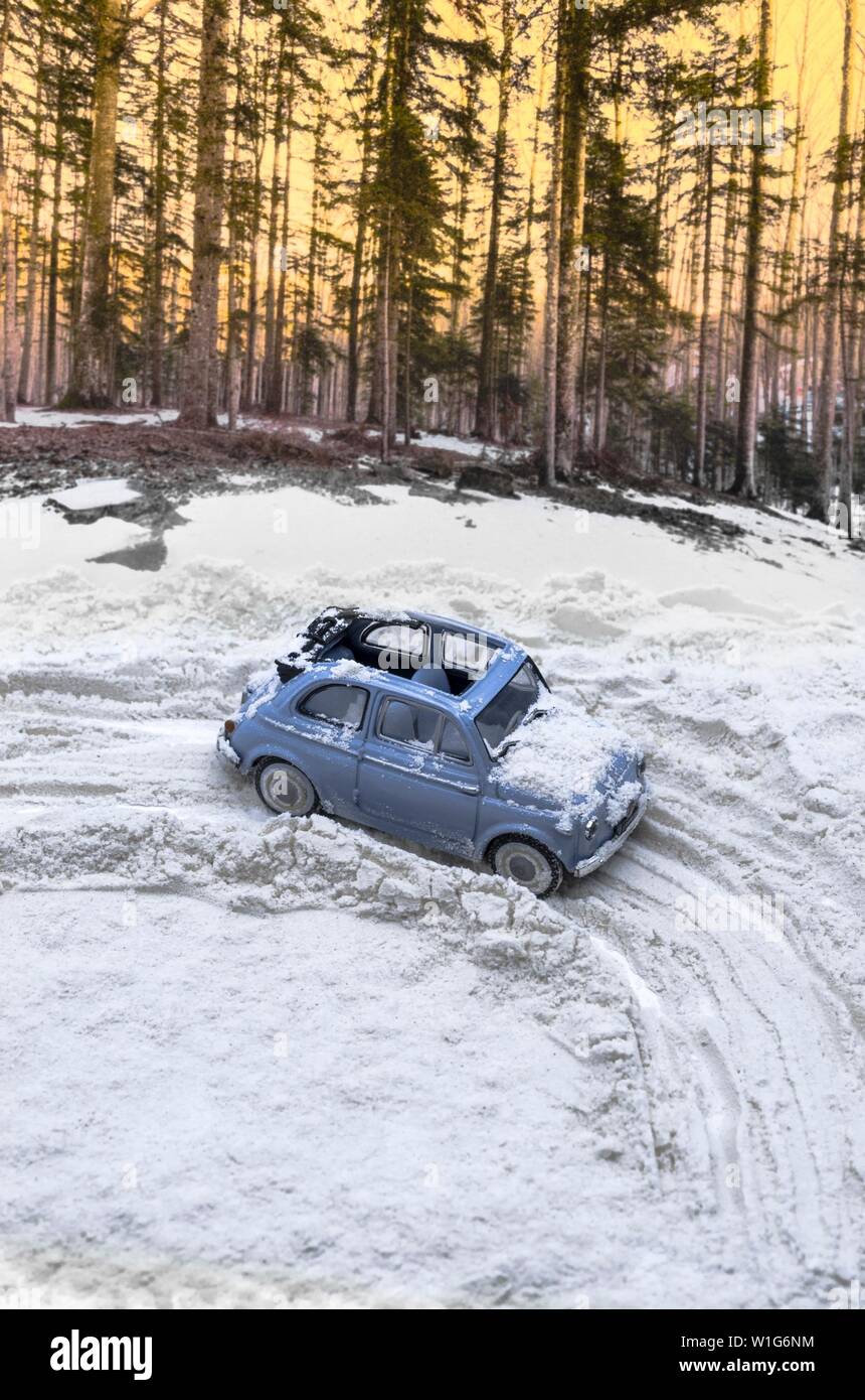 Diorama - Vintage auto sulla coperta di neve strada di montagna Foto Stock