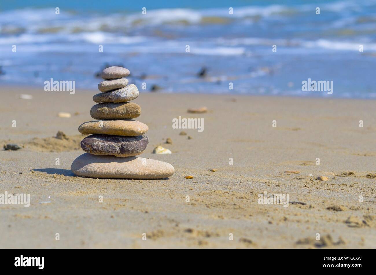 Pietre Zen bilanciato sulla spiaggia Foto Stock