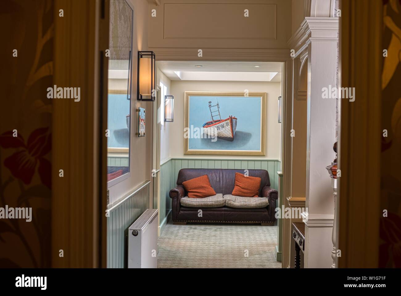 Divano e pittura, Wentworth Hotel, Aldeburgh, Suffolk, Regno Unito Foto Stock