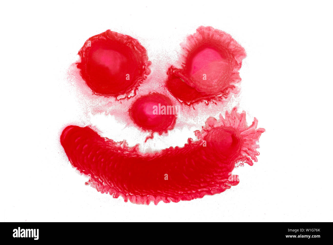 Red Graffiti grunge design spray Smiley face su uno sfondo bianco. Foto Stock