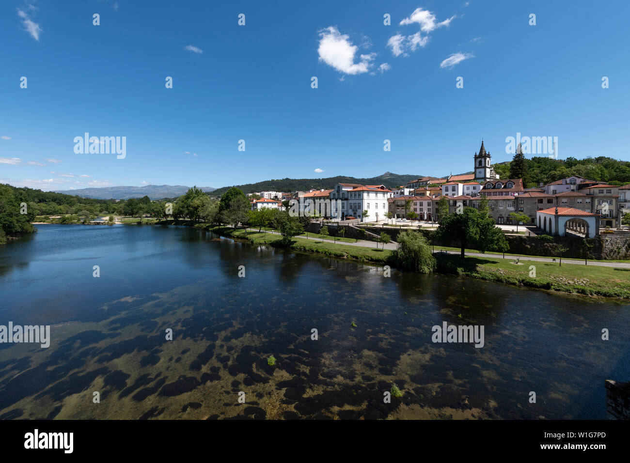 Vista del villaggio tradizionale di Ponte da Barca nella regione del Minho del Portogallo, con il fiume Lima. Foto Stock