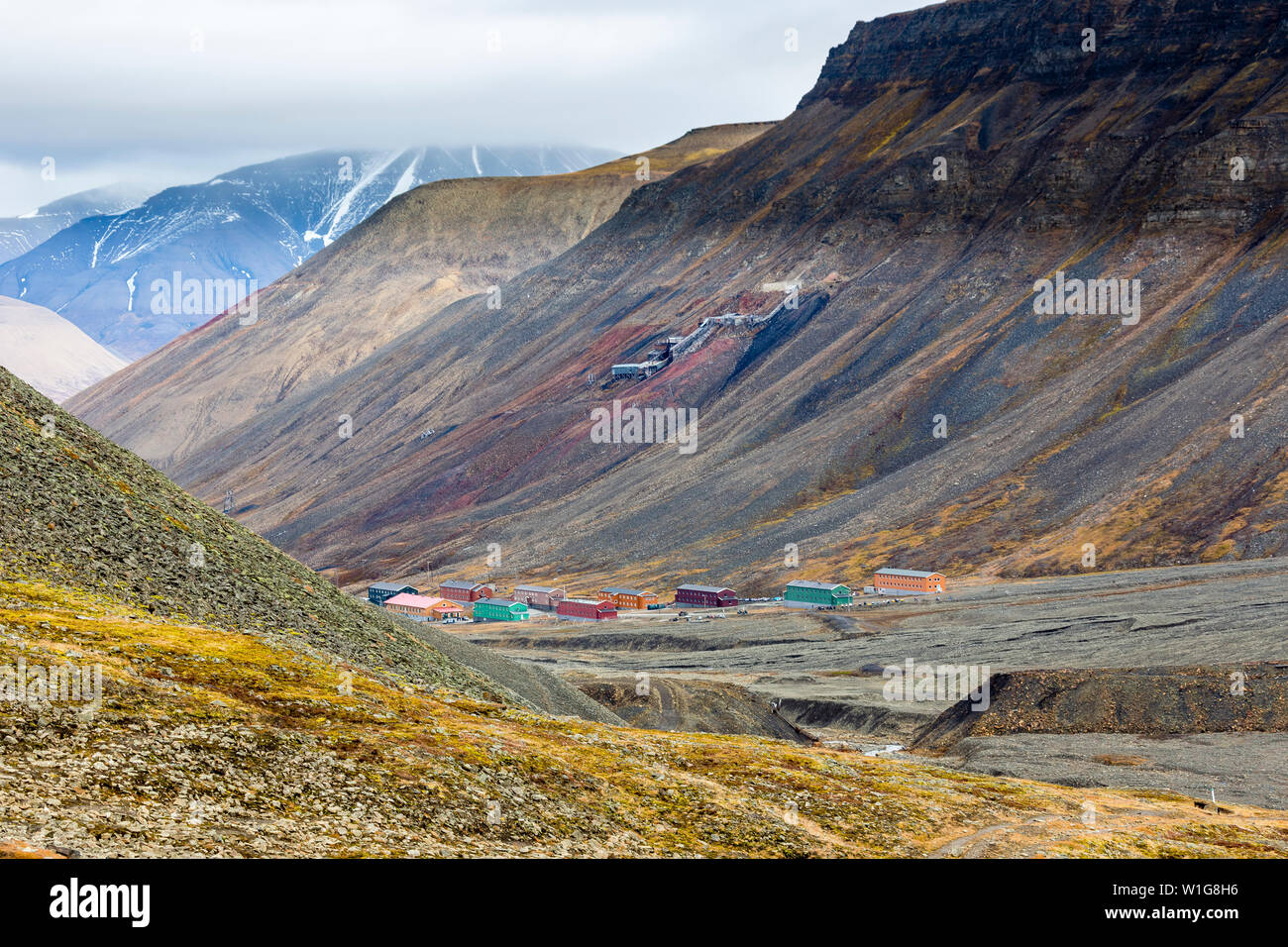 Escursionismo dietro a Longyearbyen verso il ghiacciaio della tundra artica di Svalbard o Spitsbergen, nel nord della Norvegia Foto Stock