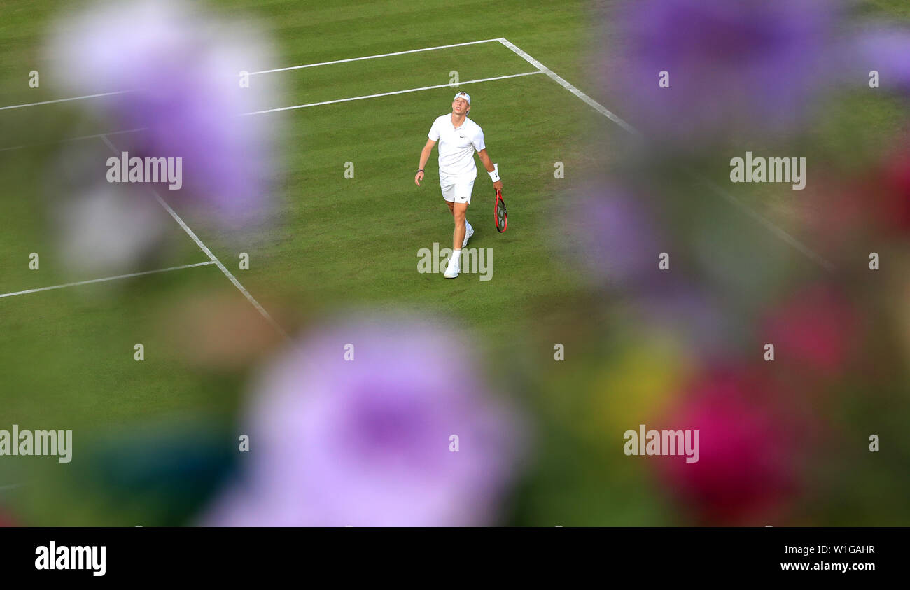Denis Shapovalov reagisce al giorno due dei campionati di Wimbledon al All England Lawn Tennis e Croquet Club di Londra. Foto Stock