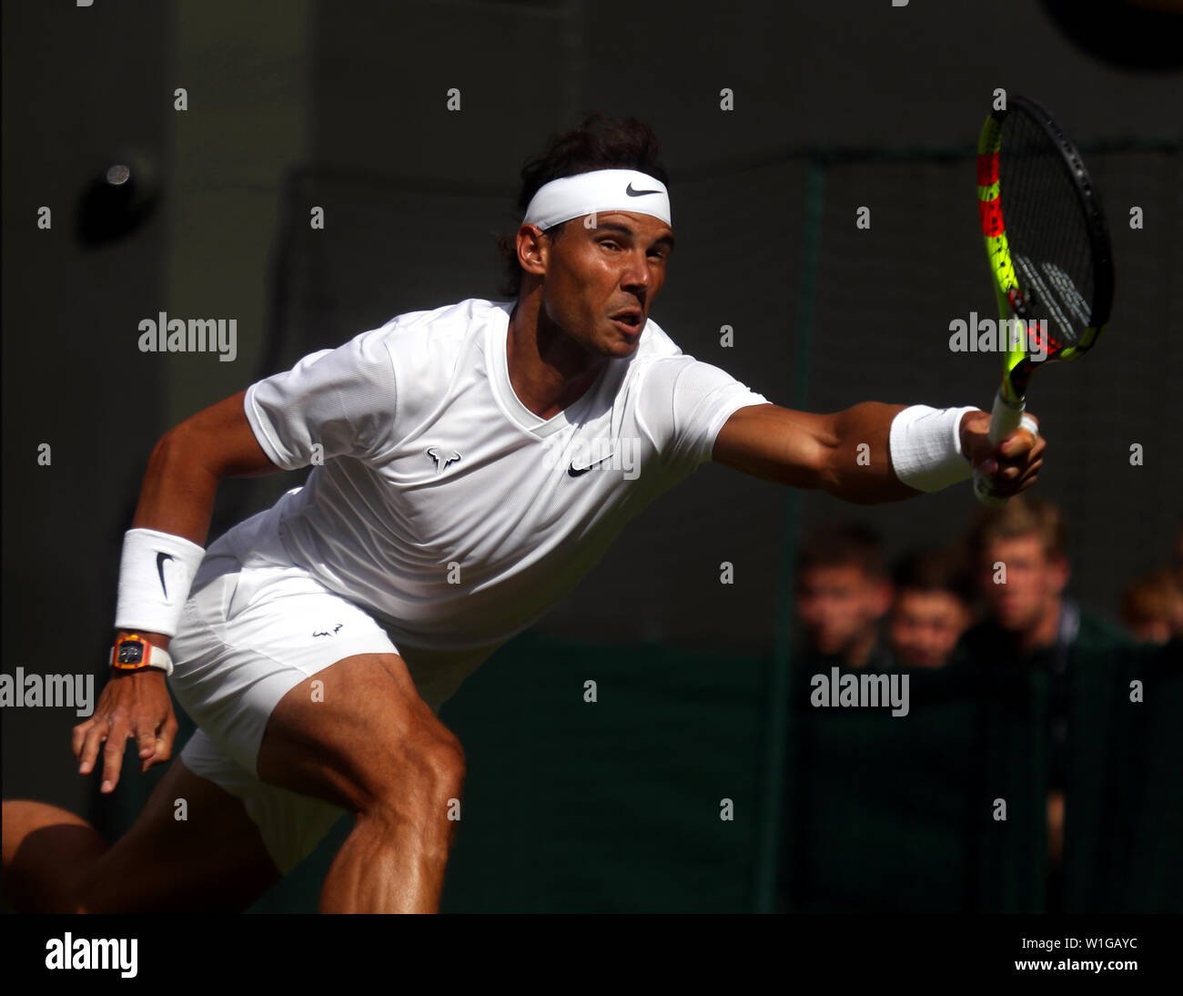 Londra, Regno Unito. 02Luglio, 2019. Il torneo di Wimbledon, 2 luglio 2019 - Spagna di Rafael Nadal in azione contro Yuichi Sugita durante il loro match di primo turno a Wimbledon oggi. Nadal ha vinto la partita in retta fissa. Credito: Adam Stoltman/Alamy Live News Foto Stock