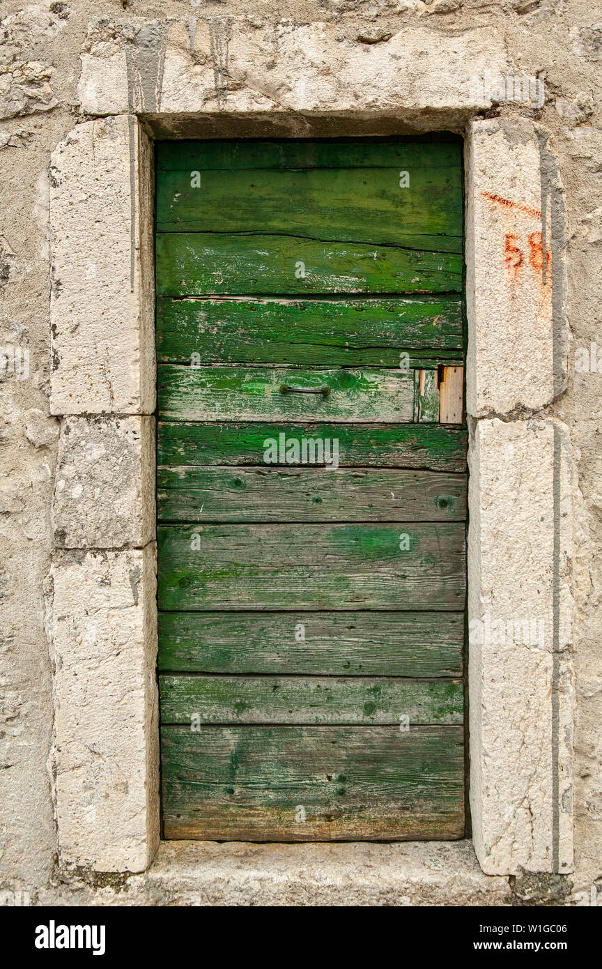 Vecchia porta verde della cantina Foto Stock