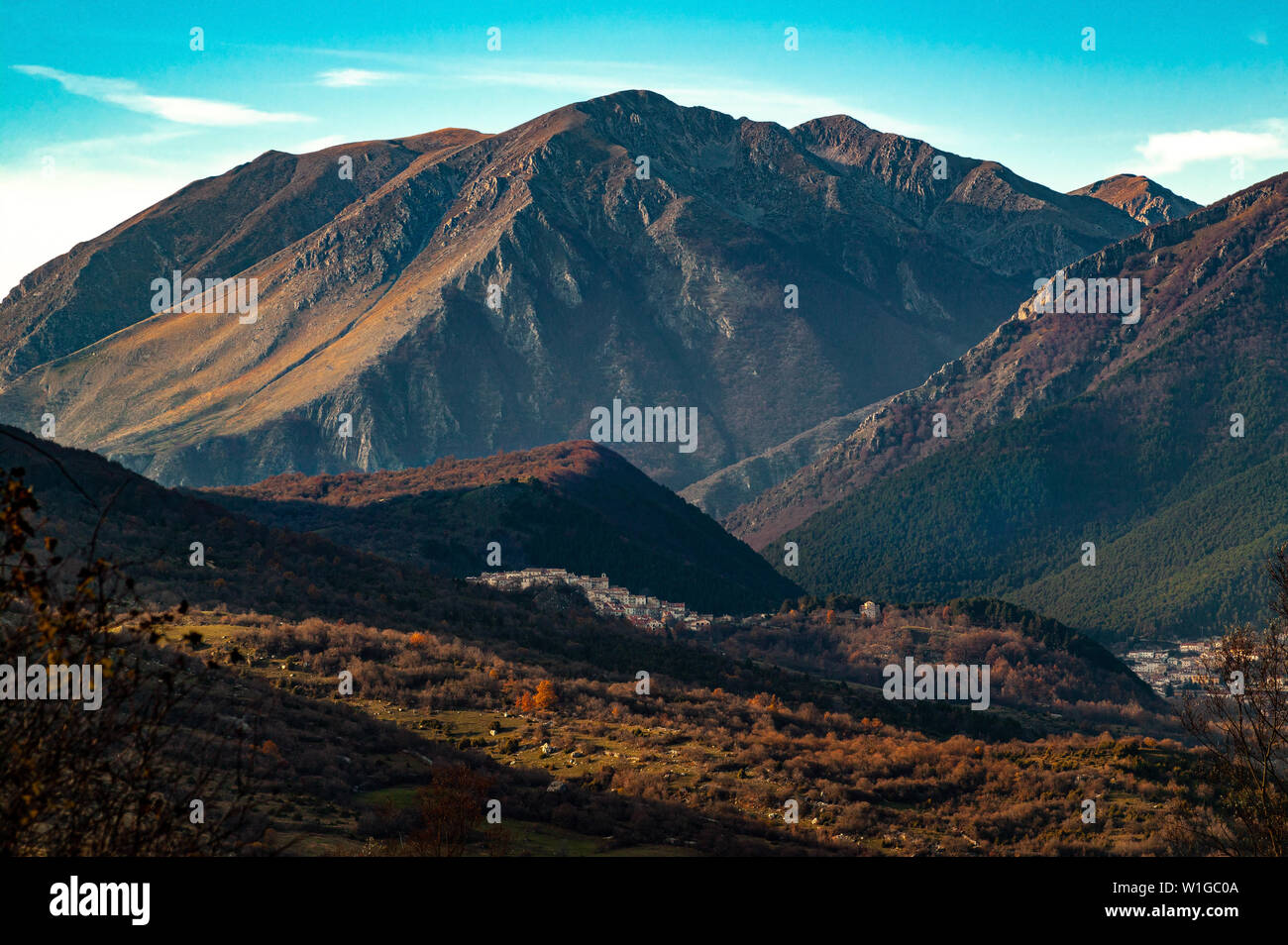 Monte Marsicano, nel Parco Nazionale d'Abruzzo, Lazio e Molise, con il paese di civitella alfedena al primo semaforo dell'alba. Abruzzo Foto Stock