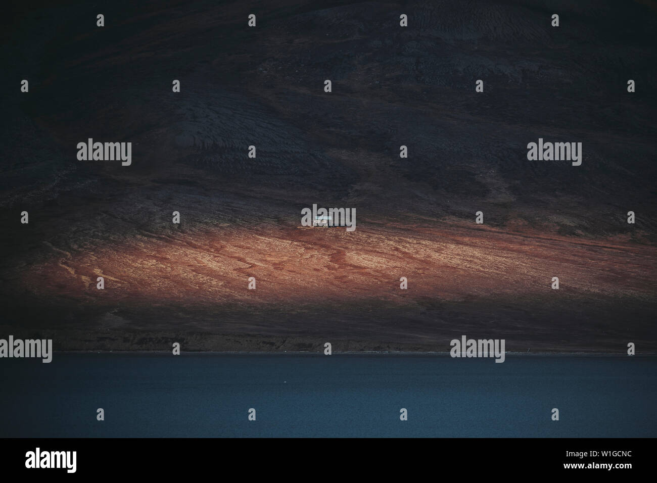 Casa singola illuminata da sunstrails nelle montagne di fronte di Longyearbyen, Spitsbergen Longyearbyen Svalbard Wallpaper Norvegia Natura Di Paesaggio Foto Stock