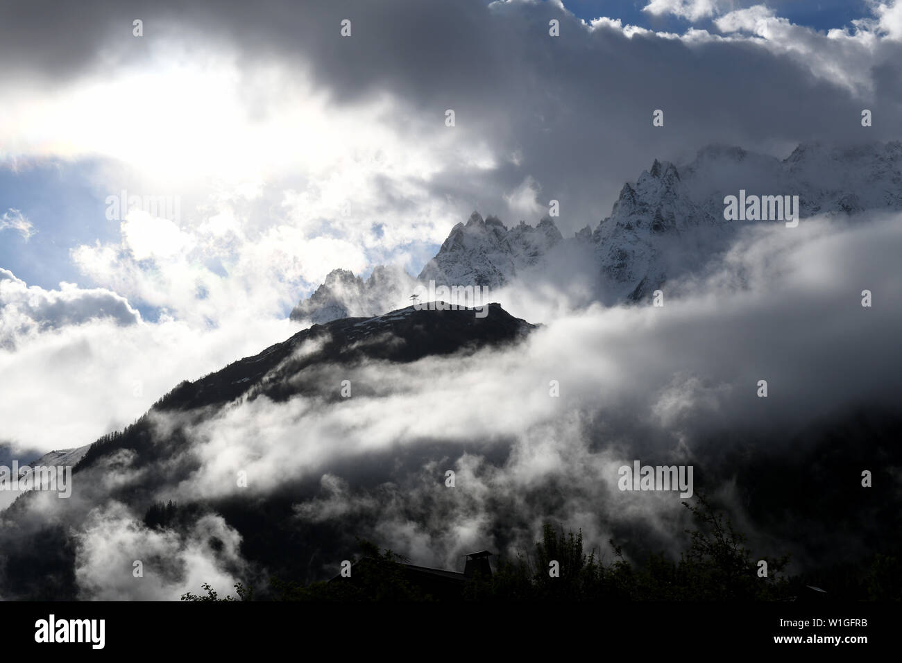 Basse nubi e drammatica luce sul massiccio del Monte Bianco delle Alpi, vicino a Chamonix, Giugno 2019 Foto Stock