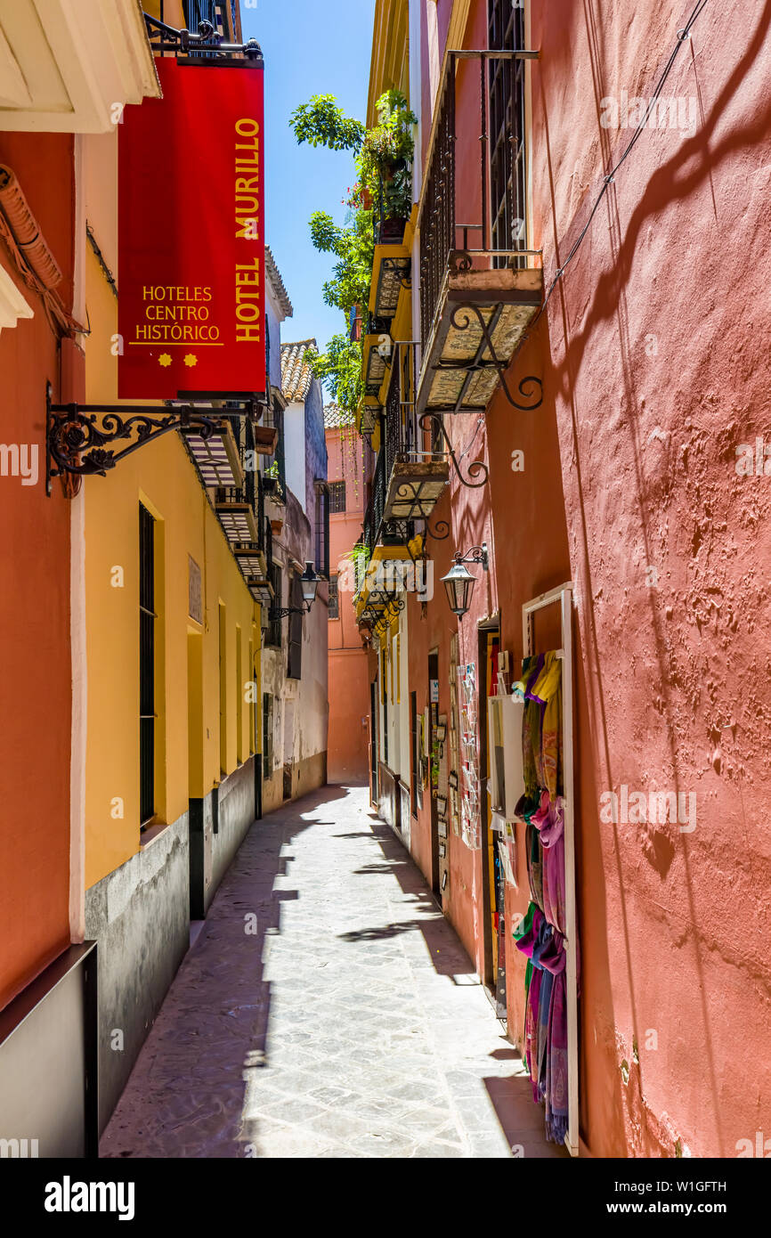 Narroiw strade o vicoli nel Barrio de Santa Cruz o antico quartiere ebraico di Siviglia Spagna Foto Stock