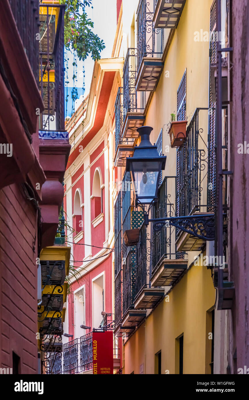 Narroiw strade o vicoli nel Barrio de Santa Cruz o antico quartiere ebraico di Siviglia Spagna Foto Stock