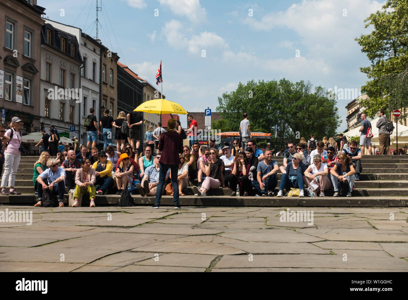 Guida Turistica che parla a Kazimierz, quartiere Ebraico, Città Vecchia, Cracovia, Polonia, Europa. Foto Stock