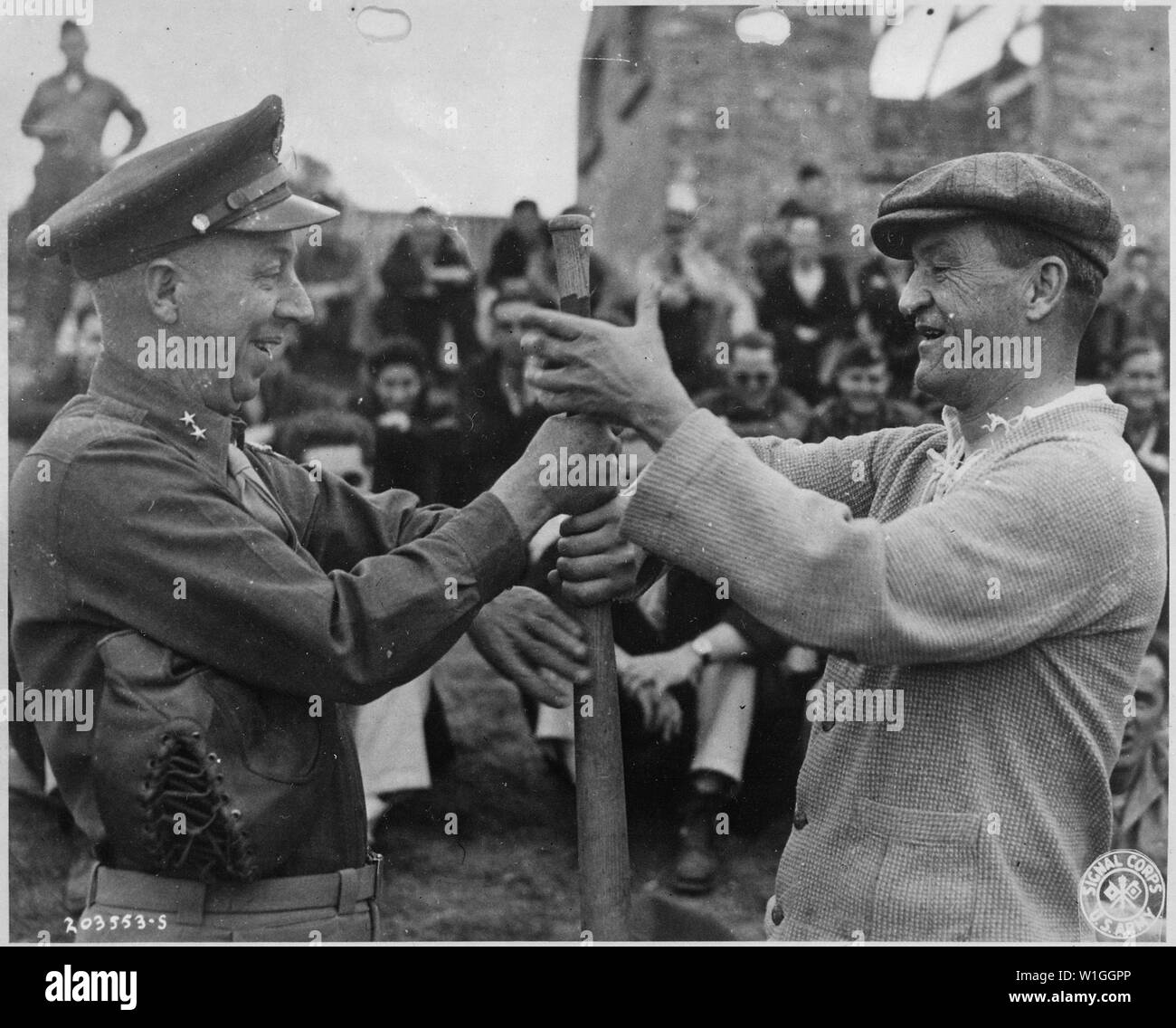 Il Maggiore Generale Gilbert Cheves (sinistra) e il Maggiore Generale Claire Chennault osservare un tipico americano personalizzato per aprire un gioco di softball in Cina. Chennault generale eretto per il Flying Tigers, mentre in generale Cheves tenuto premuto prima base per la squadra avversaria.; Note Generali: Utilizzo di guerra e di conflitto numero 888 quando si ordina una riproduzione o la richiesta di informazioni su questa immagine. Foto Stock