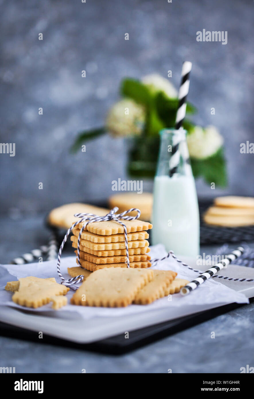 In casa la vaniglia burro biscotti frollini e latte Foto Stock