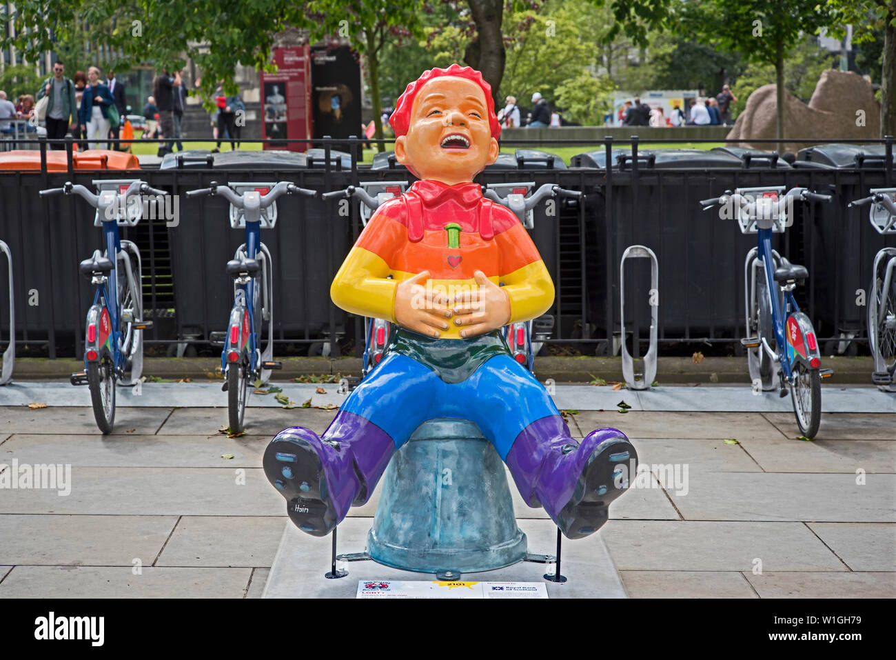 Oor Wullie nei colori dell'arcobaleno di LGBT movemen. in St Andrew Square, Edimburgo. Parte del 2019 Oor Wullie grosso secchio Trail. Foto Stock