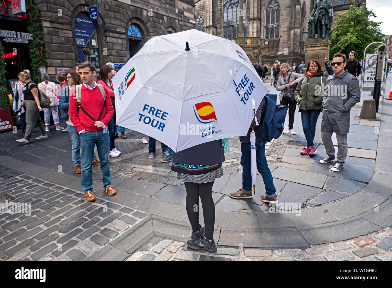 Tour Gratuito di guida e di turisti si riuniscono su High Street per la partenza di un tour a piedi attraverso la Città Vecchia di Edimburgo, Scozia, Regno Unito. Foto Stock