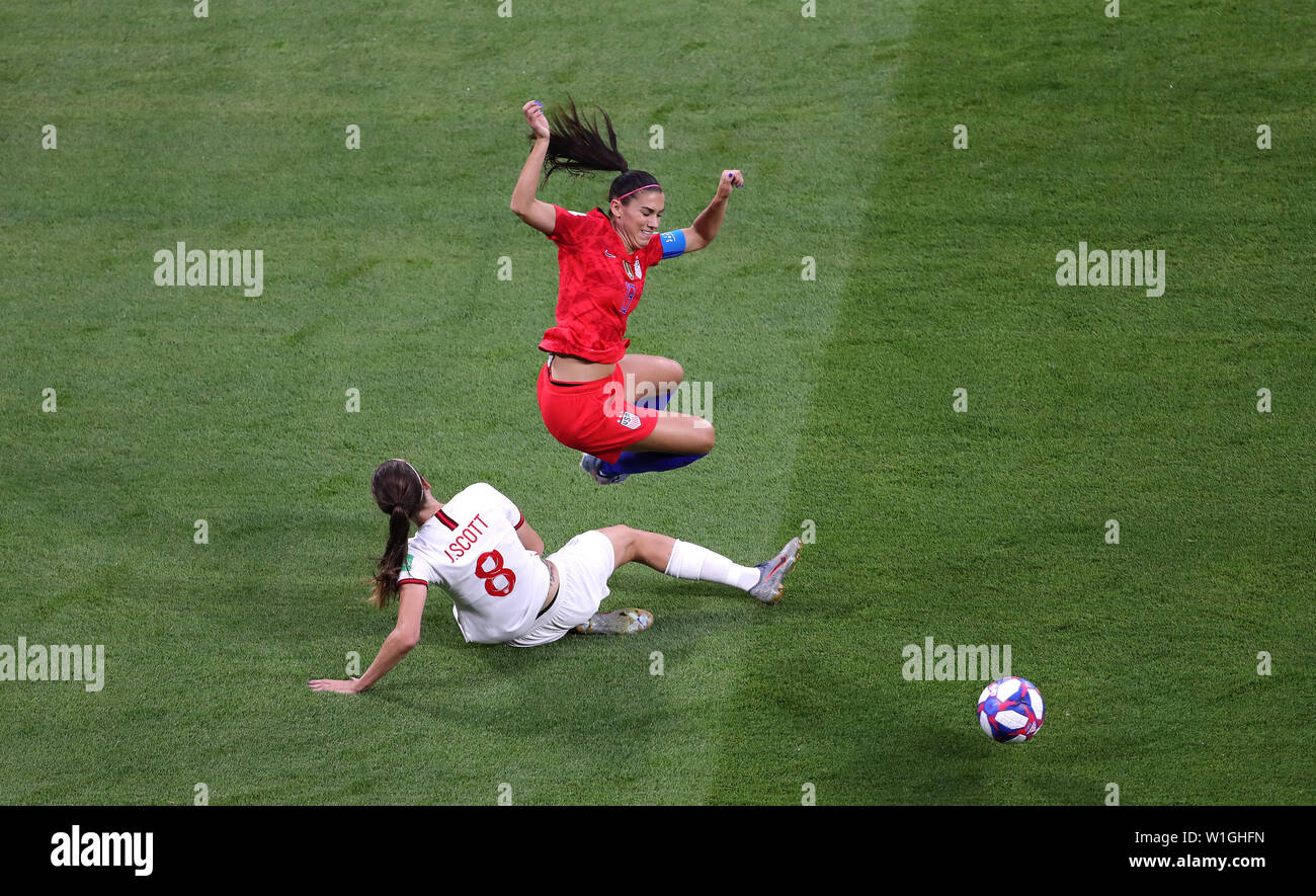 L'Inghilterra del Jill Scott (sinistra) e USA Alex Morgan (destra) battaglia per la sfera durante il FIFA Coppa del Mondo Donne Semi finale corrispondono allo Stade de Lyon. Foto Stock