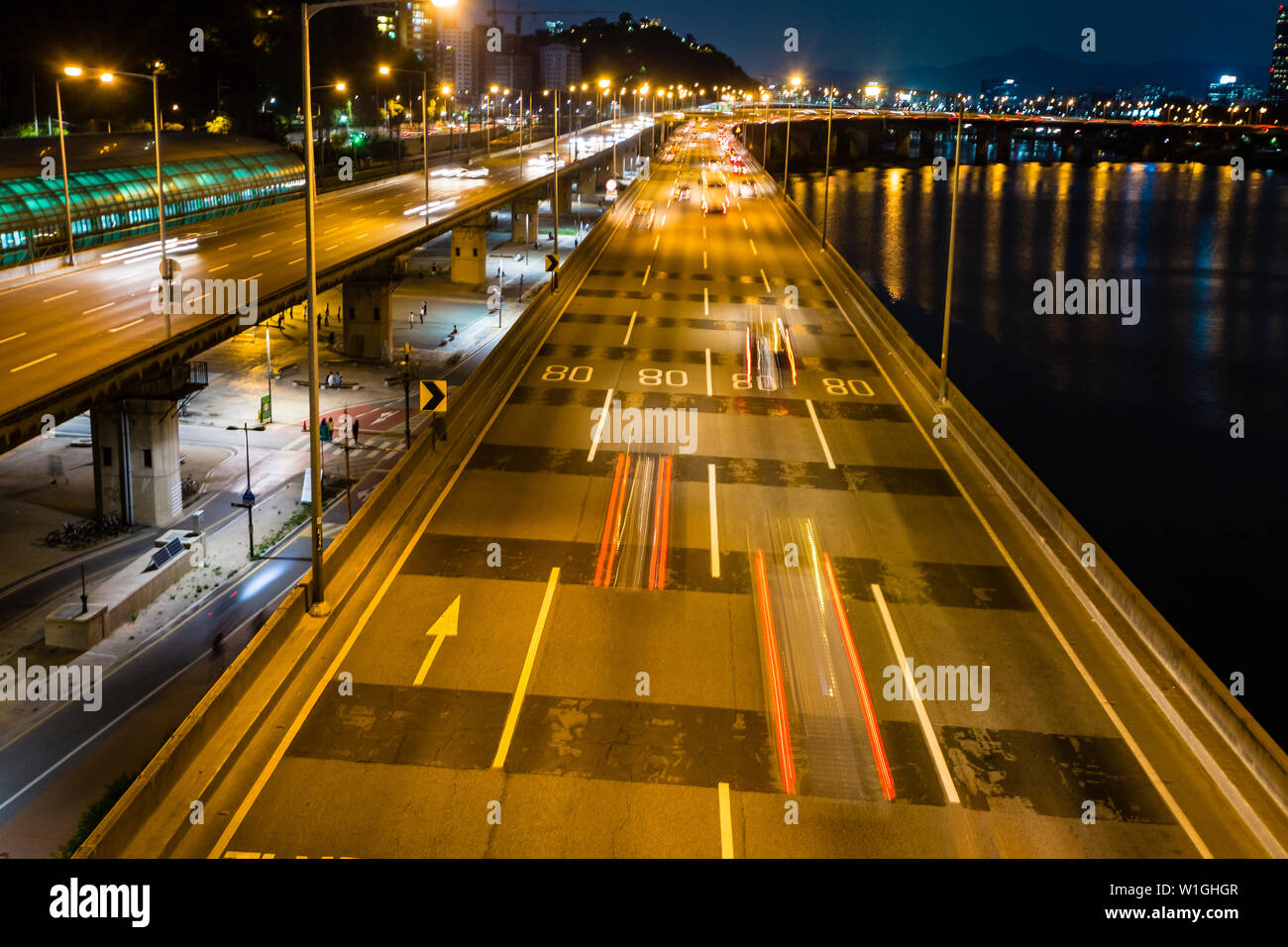 Seul autostrada di notte. Vita notturna Coreana. Inquadratura dal ponte. Corea del Sud Foto Stock