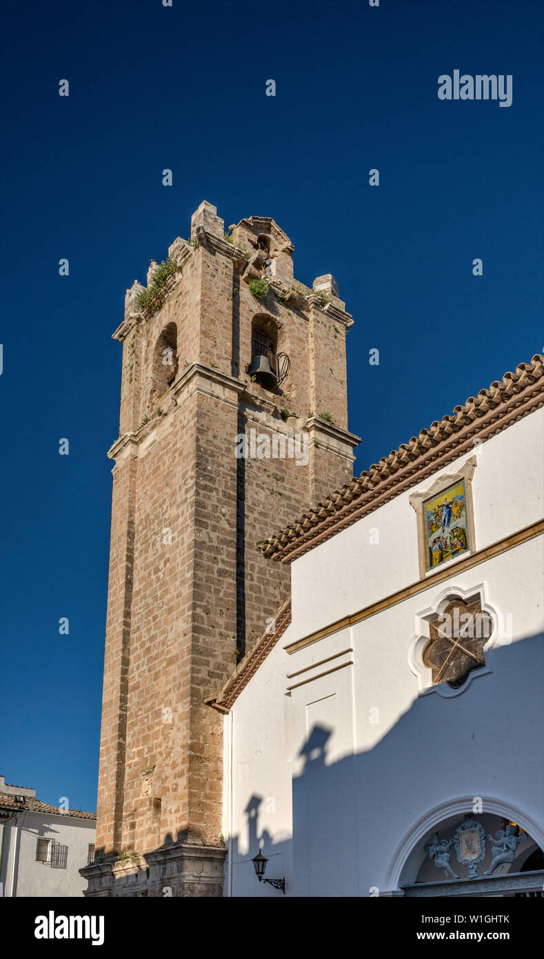 Belfry presso la Iglesia de la Asunción, chiesa cinquecentesca in Barrio de la Villa, città vecchia sezione di Priego de Cordoba, in provincia di Cordoba, Andalusia, Spagna Foto Stock