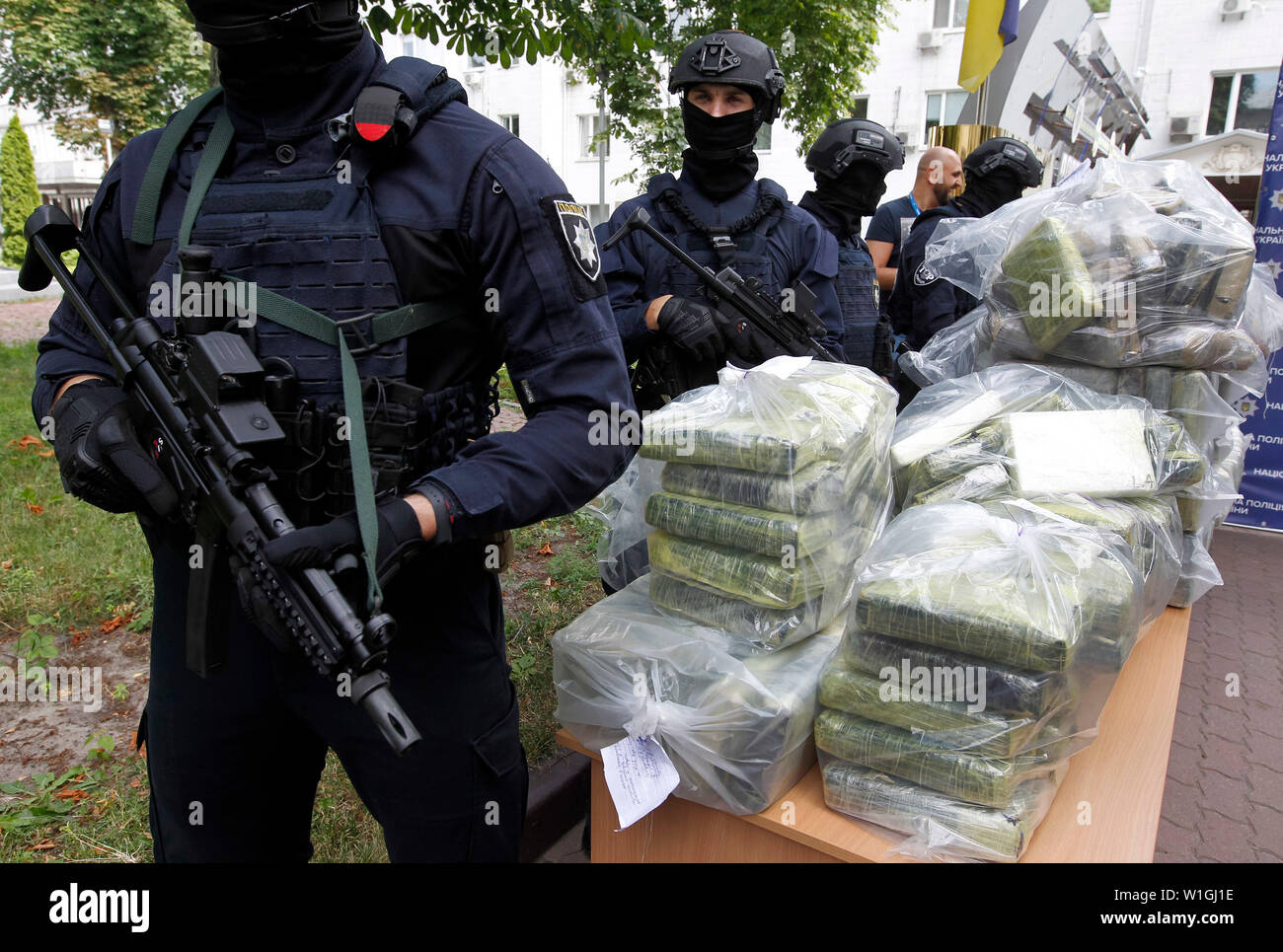 Gli ufficiali di polizia stare in guardia accanto a sacchi di cocaina, che sono stati sequestrati durante una particolare operazione di polizia in occasione di una conferenza stampa della polizia nazionale e il Anti-Narcotic dipartimento di polizia e gli Stati Uniti Dipartimento della Drug Enforcement Administration (DEA) presso il Ministero degli Affari Interni a Kiev.la polizia ucraina in cooperazione con gli Stati Uniti DEA ha rivelato transnazionali di traffico di stupefacenti canale dalla Colombia alla UE e arrestati trafficanti di droga e sequestrato circa 400 kg di cocaina costo stimato di 60 milioni di dollari, che dovevano essere trasferiti dall'America Latina attraverso l'Ucraina a Foto Stock