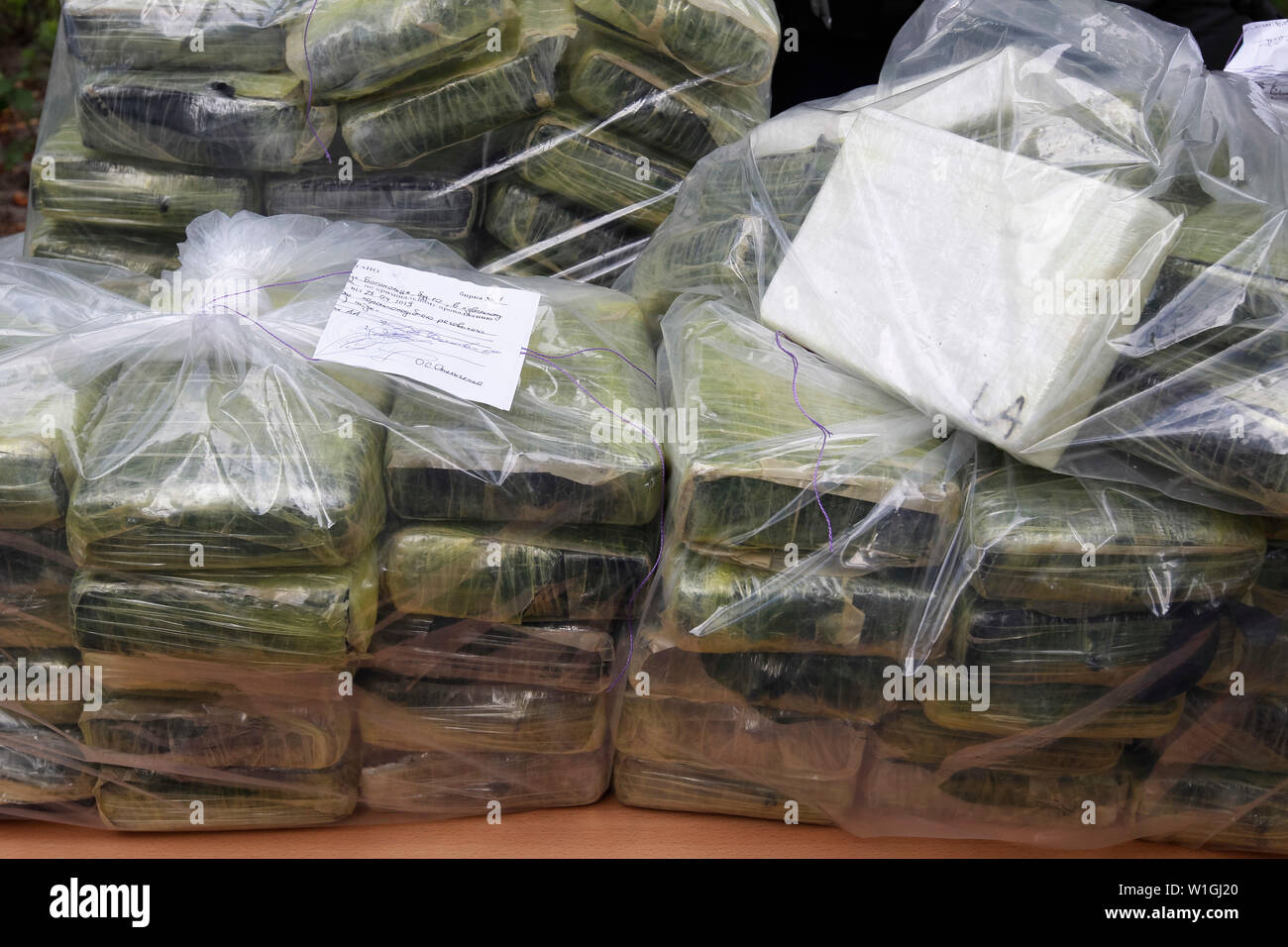 Sacchi di cocaina, che sono stati sequestrati durante una particolare operazione di polizia, sono visti in occasione di una conferenza stampa della polizia nazionale e il Anti-Narcotic dipartimento di polizia e gli Stati Uniti Dipartimento della Drug Enforcement Administration (DEA) presso il Ministero degli Affari Interni a Kiev.la polizia ucraina in cooperazione con gli Stati Uniti DEA ha rivelato transnazionali di traffico di stupefacenti canale dalla Colombia alla UE e arrestati trafficanti di droga e sequestrato circa 400 kg di cocaina costo stimato di 60 milioni di dollari, che dovevano essere trasferiti dall'America Latina attraverso l'Ucraina in Europa da un sospetto intern Foto Stock