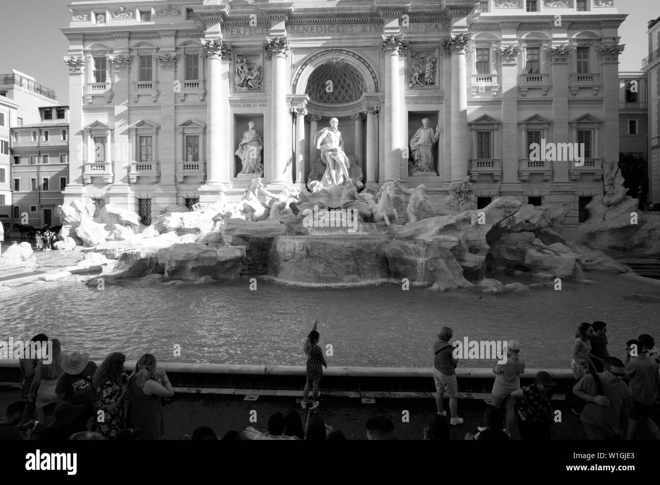 Roma, Italia - 30 giugno 2018:visualizzazione bianco e nero della famosa fontana di Trevi, visitata da turisti provenienti da tutto il mondo Foto Stock