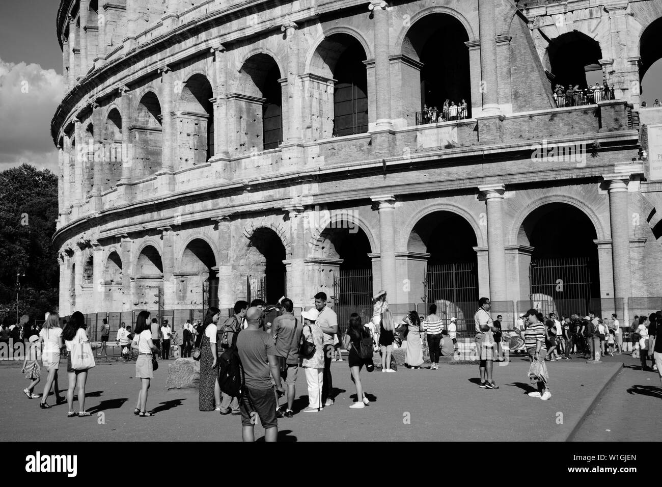 Roma, Italia - 29 giugno 2018:visualizzazione bianco e nero del Colosseo, visitata da turisti provenienti da tutto il mondo Foto Stock