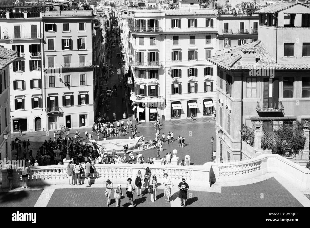 Roma, Italia - 30 giugno 2018:visualizzazione bianco e nero della famosa Piazza di Spagna, visitata da turisti provenienti da tutto il mondo Foto Stock