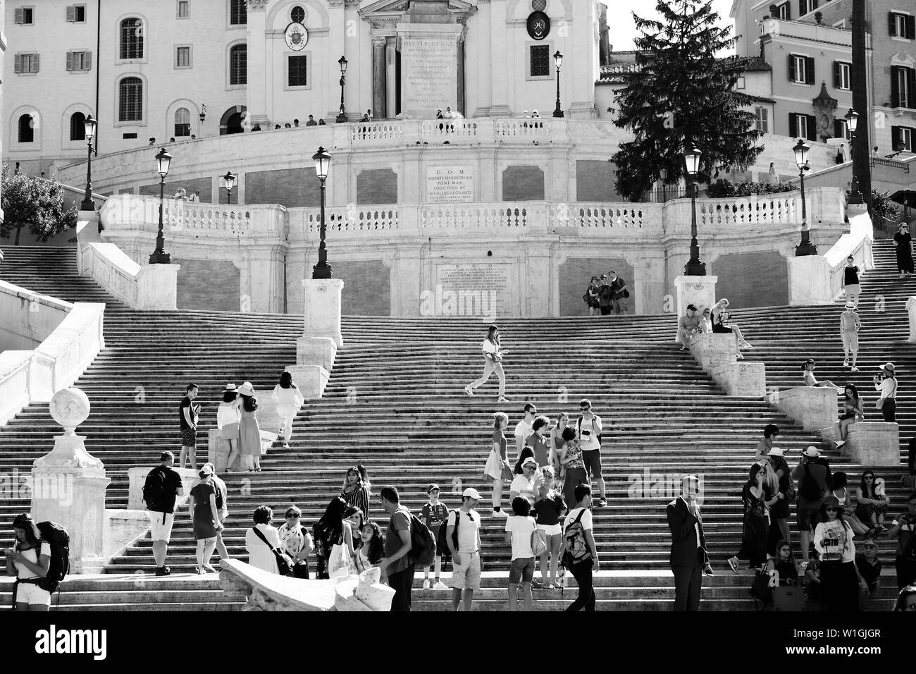 Roma, Italia - 30 giugno 2018:visualizzazione bianco e nero della famosa Piazza di Spagna, visitata da turisti provenienti da tutto il mondo Foto Stock