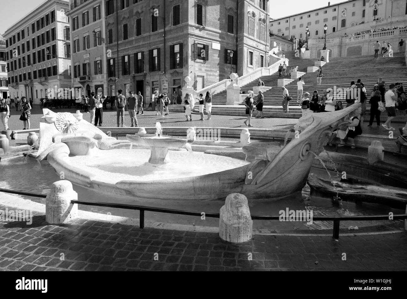 Roma, Italia - 30 giugno 2018:visualizzazione bianco e nero della famosa Piazza di Spagna, visitata da turisti provenienti da tutto il mondo Foto Stock