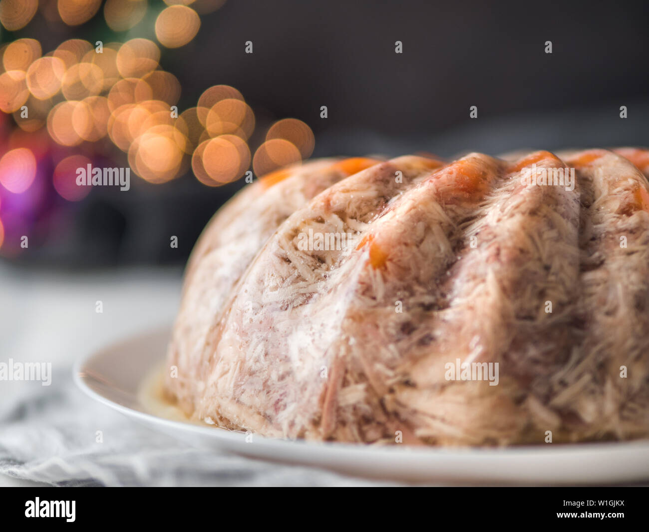 Deliziosi piatti fatti in casa a base di carne di gelatina sulla festa di Natale la tabella. Vista ravvicinata della perfetta di carne in gelatina, aspic, galantine con la carota. Copia spazio per il testo. Foto Stock