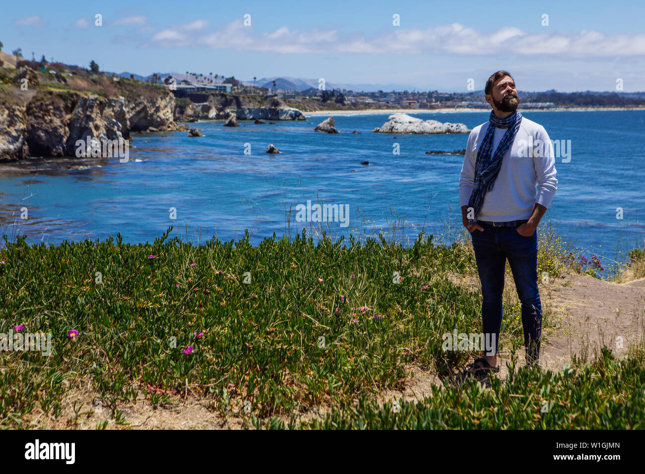 Uomo di mezza età che indossa un fazzoletto al collo con sfondo di Pismo Beach, San Luis Obispo, California, USA. Spazio negativo per la copia. Foto Stock