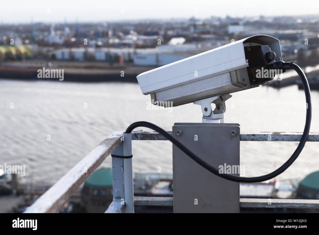 La televisione a circuito chiuso telecamera montata sul tetto di un edificio di porta nel porto di Amburgo, Germania Foto Stock