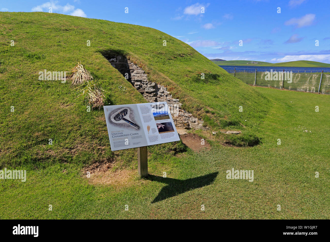 Enjtrance al Neolitico Unstan Cairn che mostra la scheda display terraferma Isole Orcadi Scozia Scotland Foto Stock