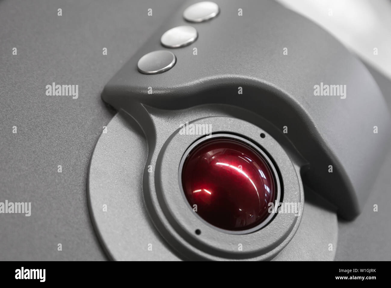 Pannello di controllo industriale realizzato in metallo grigio con rosso trackball, vicino la foto con morbida messa a fuoco selettiva Foto Stock