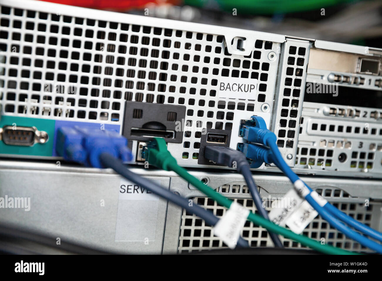 Lato posteriore di un back up server station con i cavi di rete Foto Stock
